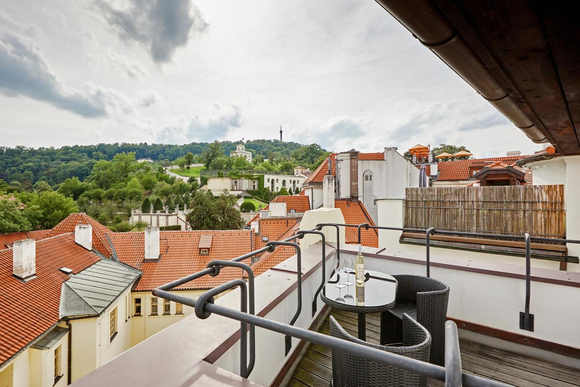 At The Blue Lion & Parking Assistance Appartement Praag Buitenkant foto